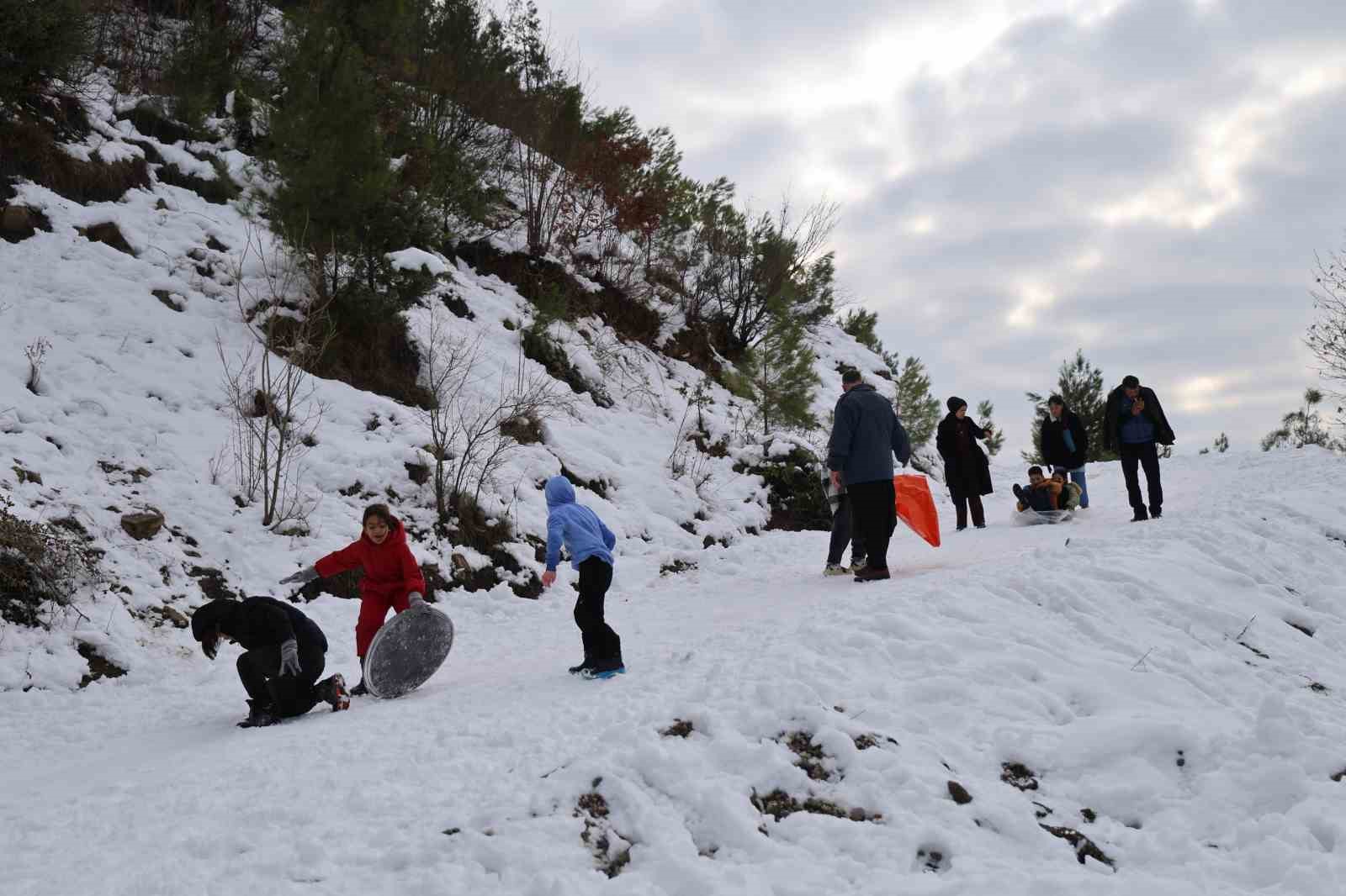 Kozan’da kar keyfi: Kardan adama sucuk ekmek ve şalgam ikram ettiler
Kozan’da kar keyfi: Kardan adama sucuk ekmek ve şalgam ikram ettiler