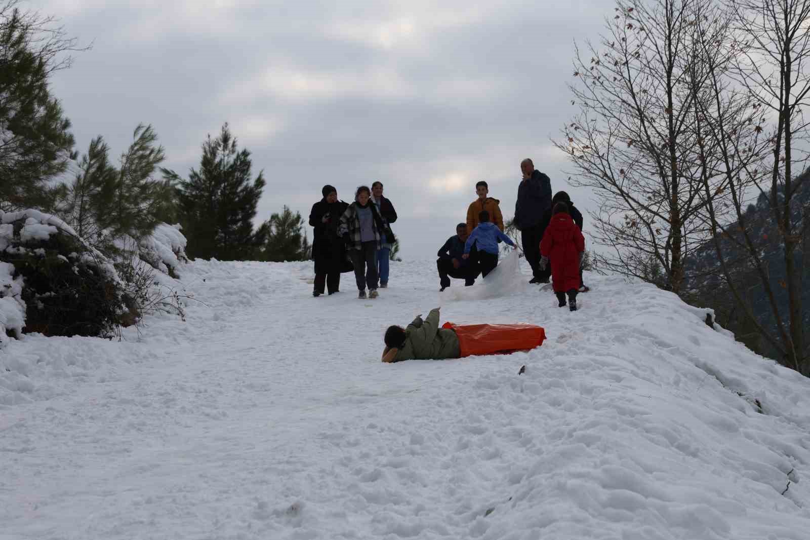 Kozan’da kar keyfi: Kardan adama sucuk ekmek ve şalgam ikram ettiler
Kozan’da kar keyfi: Kardan adama sucuk ekmek ve şalgam ikram ettiler