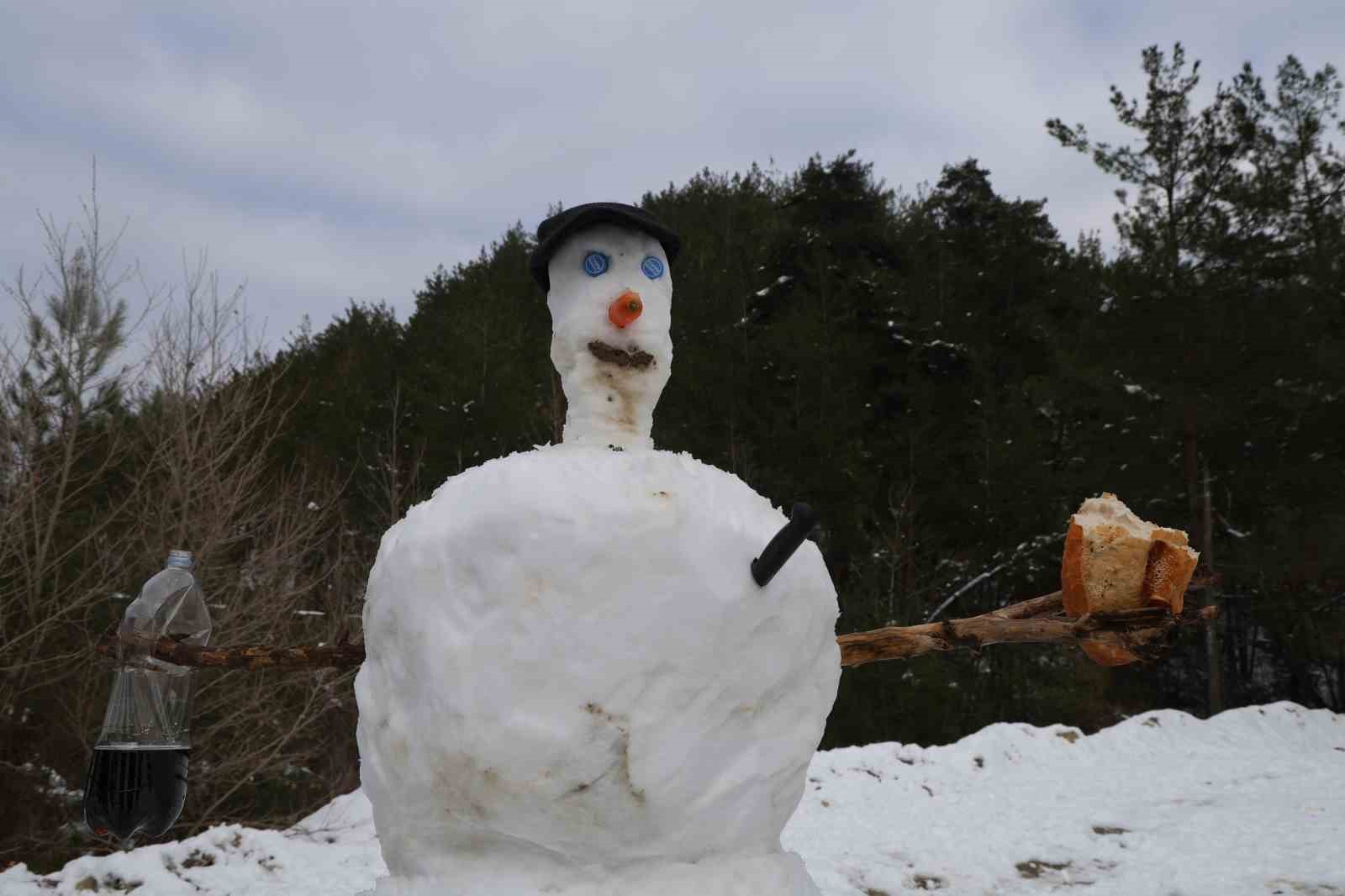 Kozan’da kar keyfi: Kardan adama sucuk ekmek ve şalgam ikram ettiler
Kozan’da kar keyfi: Kardan adama sucuk ekmek ve şalgam ikram ettiler