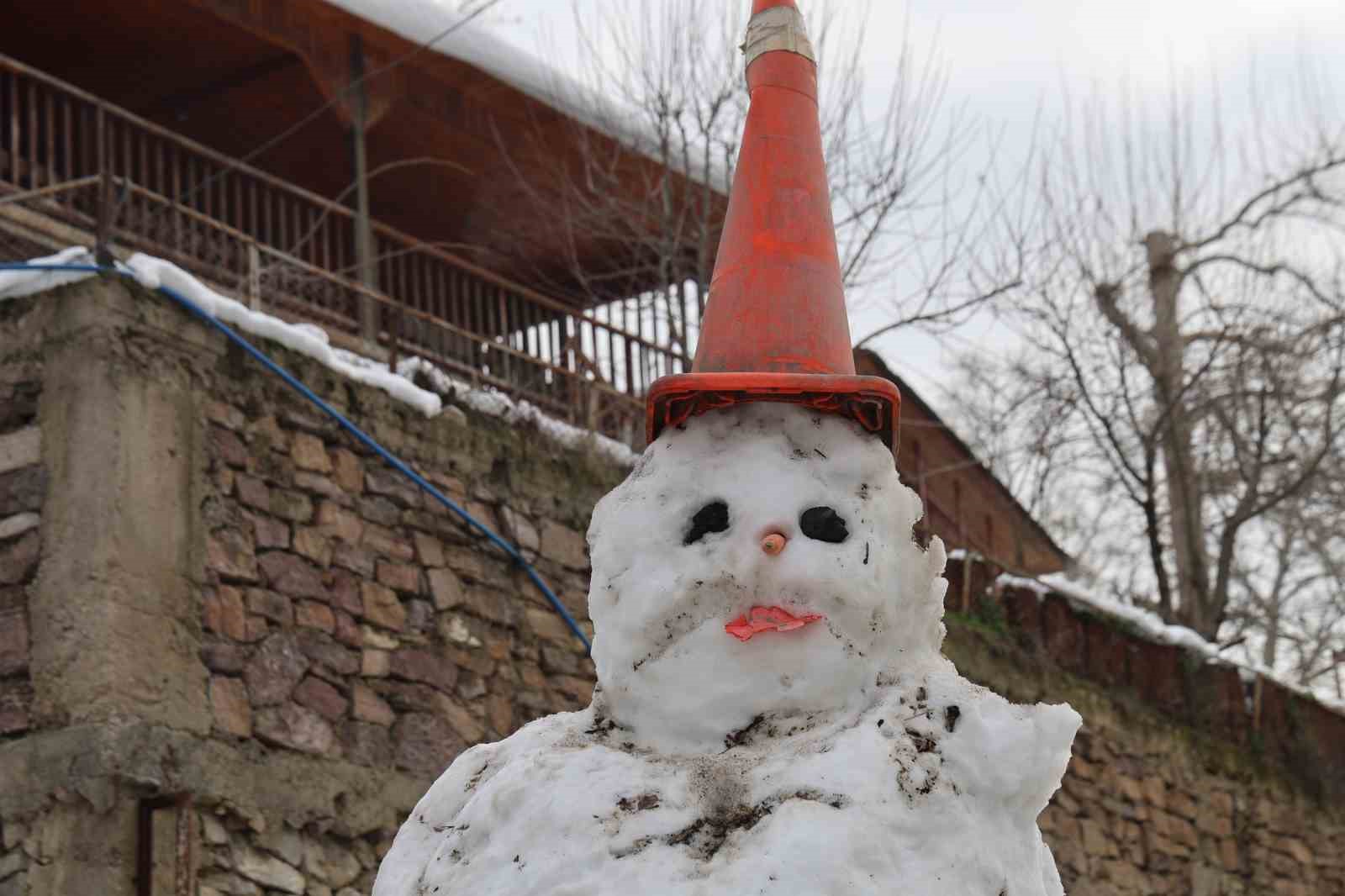 Kozan’da kar keyfi: Kardan adama sucuk ekmek ve şalgam ikram ettiler
Kozan’da kar keyfi: Kardan adama sucuk ekmek ve şalgam ikram ettiler