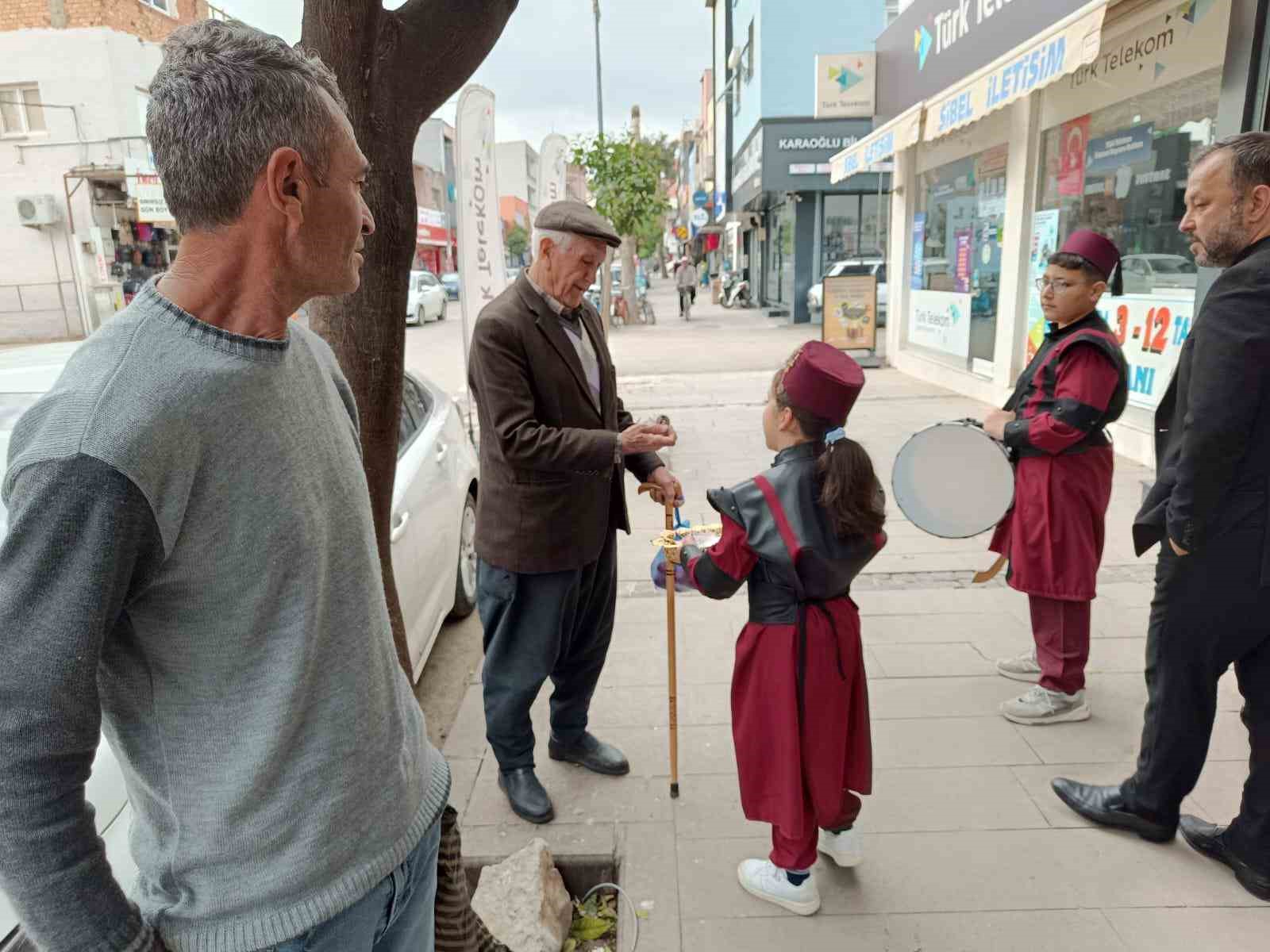 Kozan’da öğrenciler ilahiler söyleyerek sokaklarda yürüdüler
