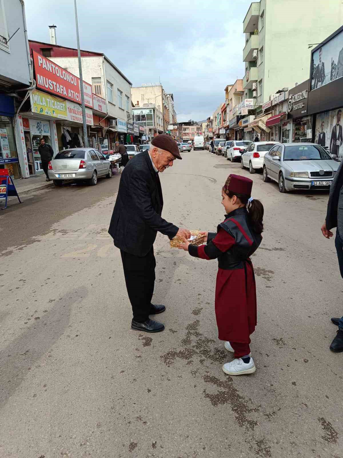 Kozan’da öğrenciler ilahiler söyleyerek sokaklarda yürüdüler
