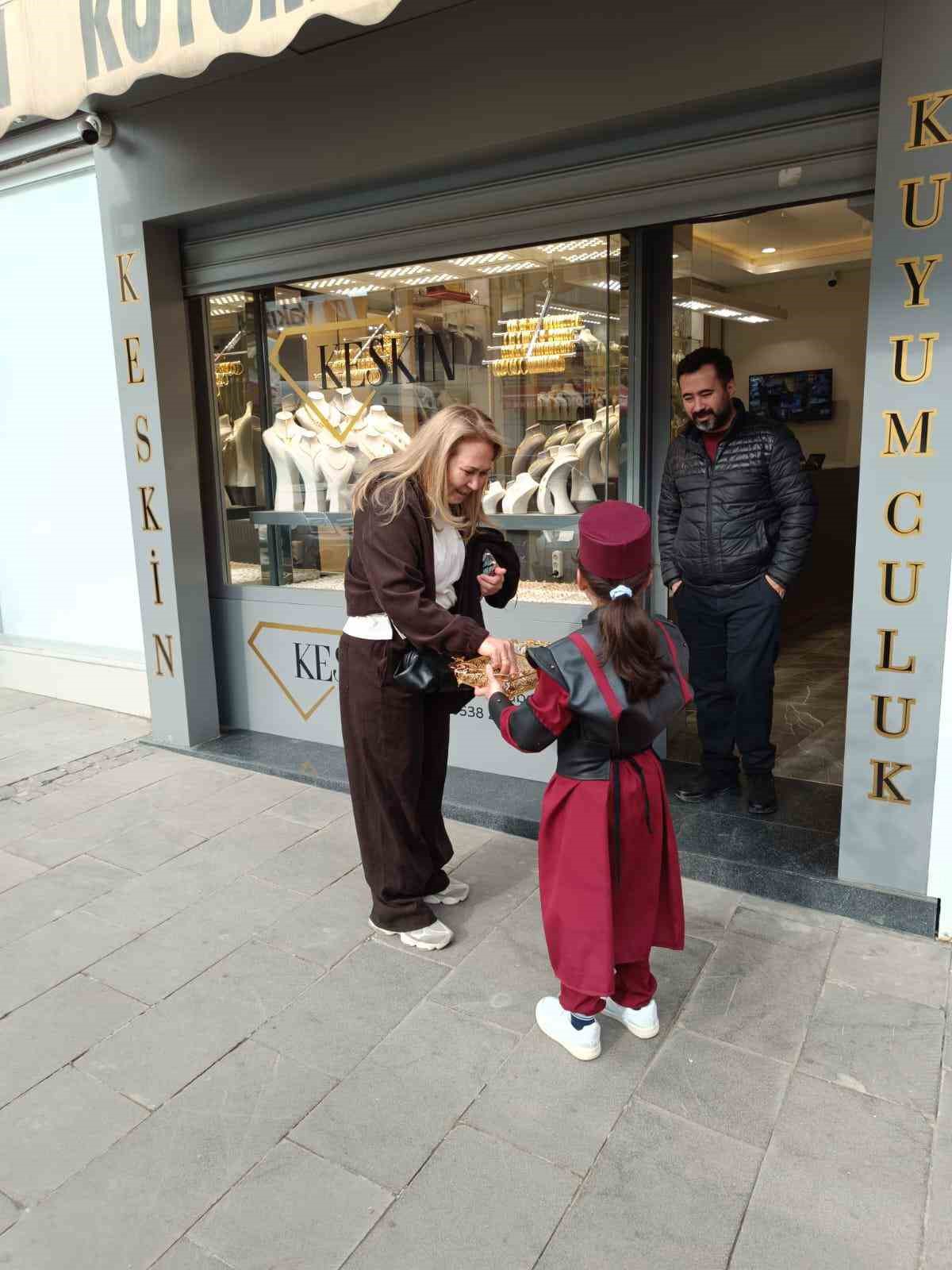 Kozan’da öğrenciler ilahiler söyleyerek sokaklarda yürüdüler
