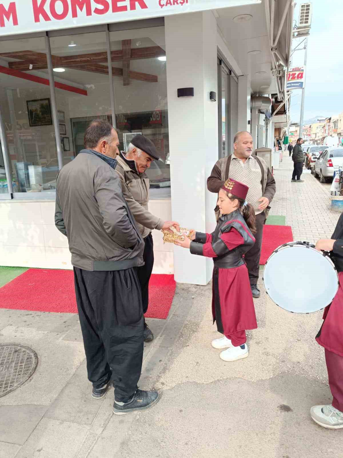 Kozan’da öğrenciler ilahiler söyleyerek sokaklarda yürüdüler
