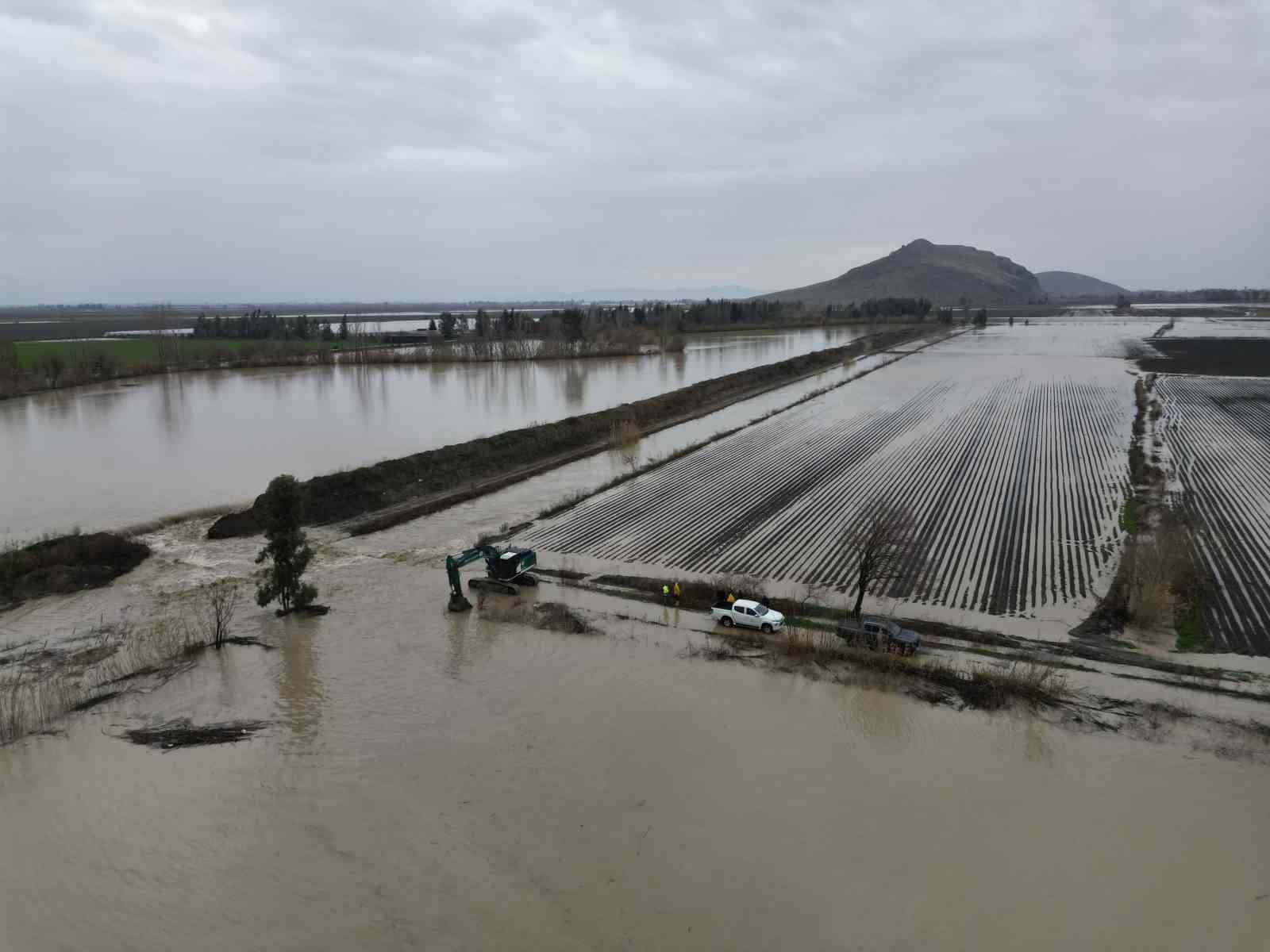Kozan’da sağanak taşkınlara yol açtı
