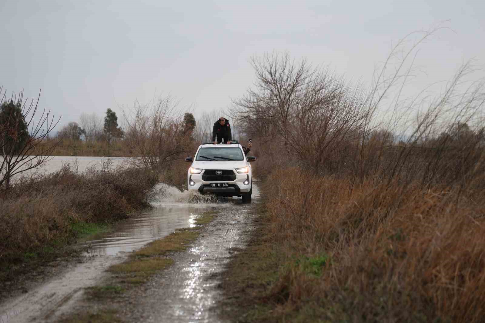 Kozan’da sağanak taşkınlara yol açtı
