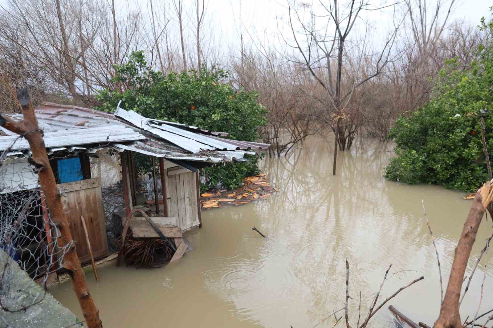 Kozan’da sağanak taşkınlara yol açtı
