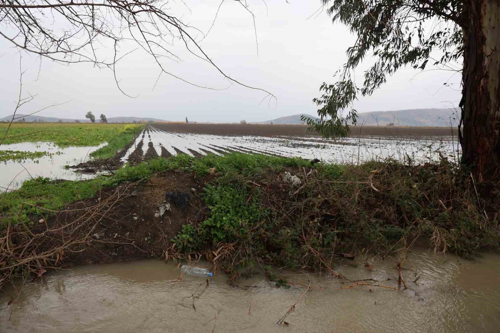 Kozan’da sağanak taşkınlara yol açtı
