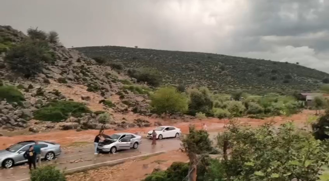 Kozan’da sağanak ve dolu hayatı felç etti: Yollar kapandı, araçlar mahsur kaldı
