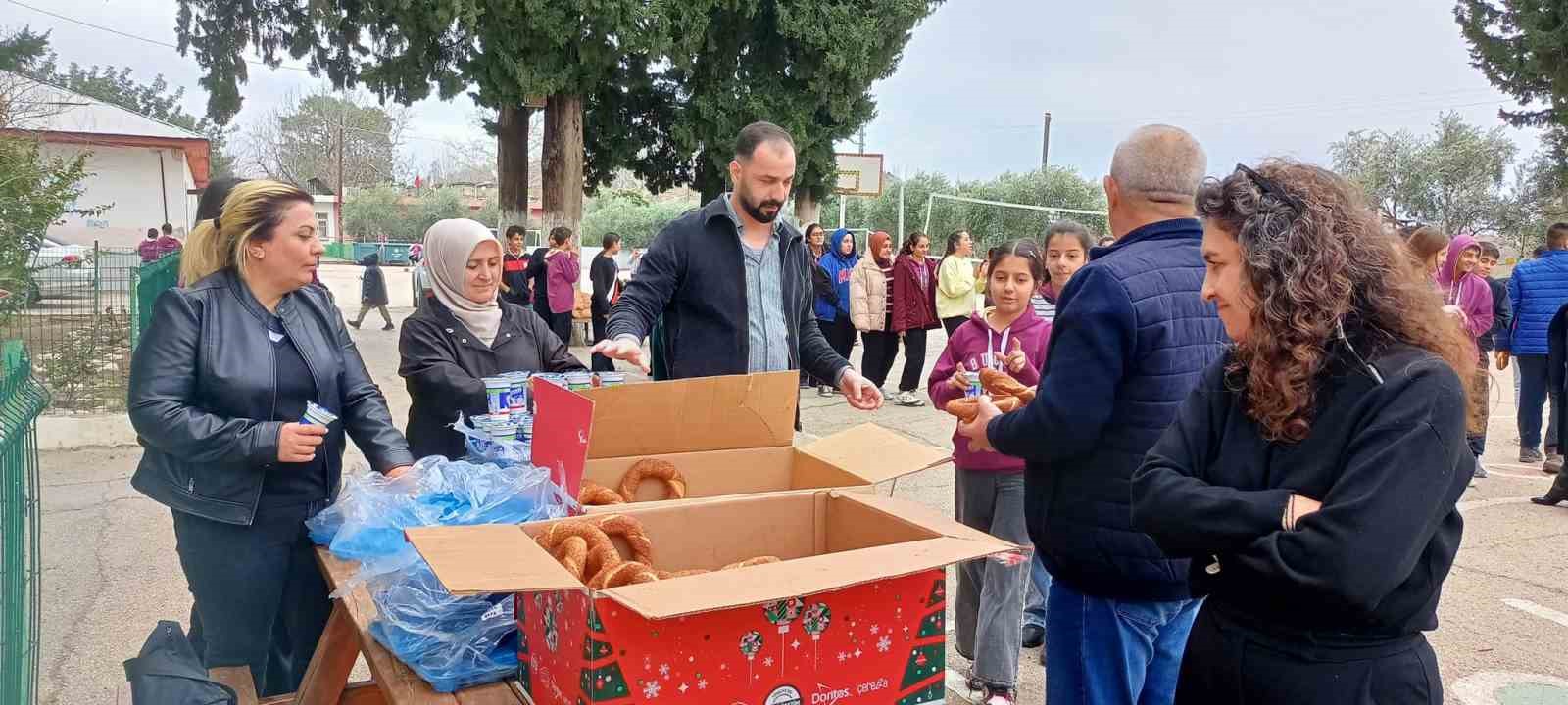Kozan’da şehit aileleri ve gazilerden öğrencilere simit ikramı
