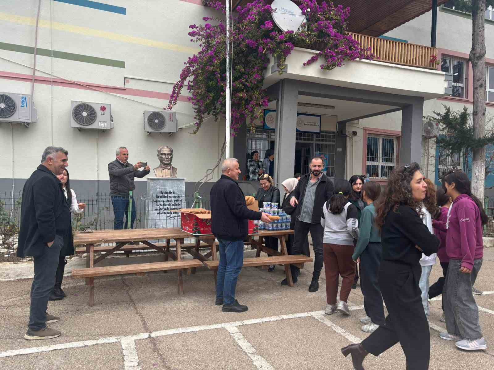 Kozan’da şehit aileleri ve gazilerden öğrencilere simit ikramı
