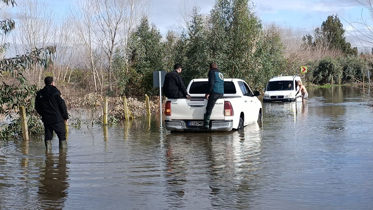 Kozan’da sel sularında mahsur kalan araçları ekipler kurtardı
