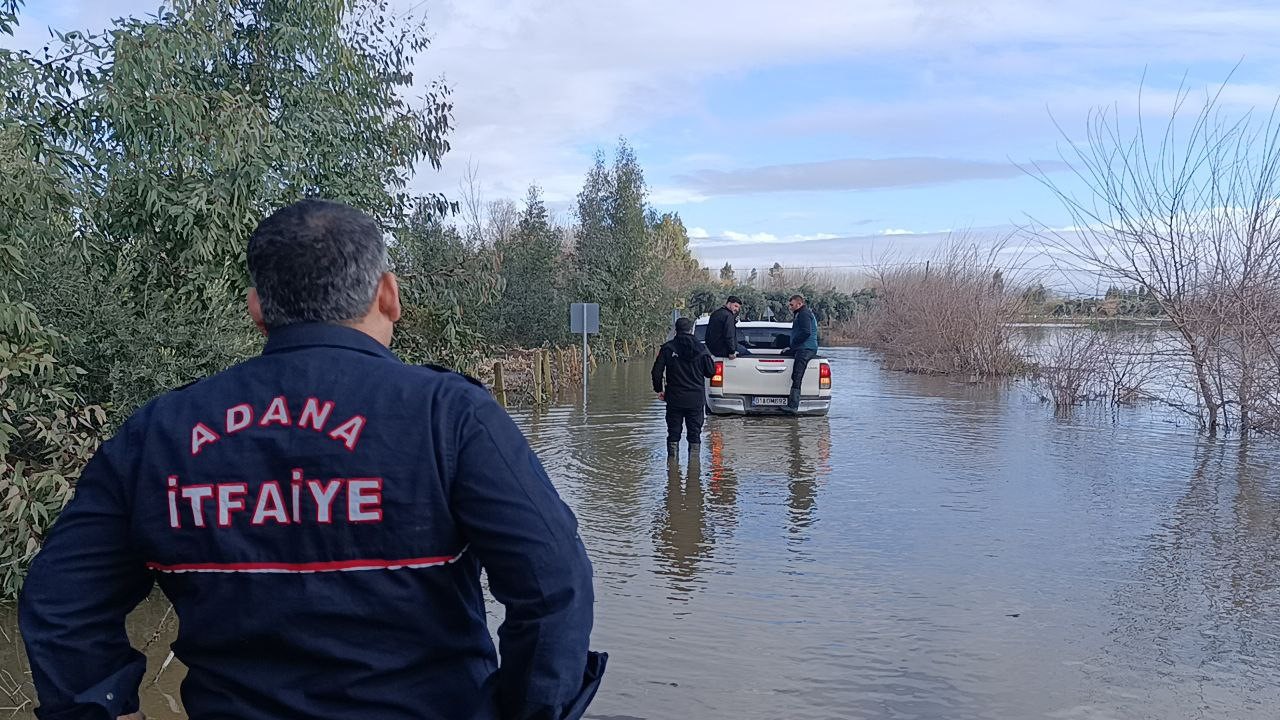 Kozan’da sel sularında mahsur kalan araçları ekipler kurtardı

