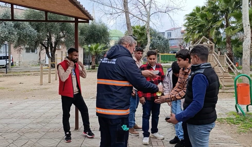 Kozan’da temizlik işçilerinden anlamlı bayramlaşma
