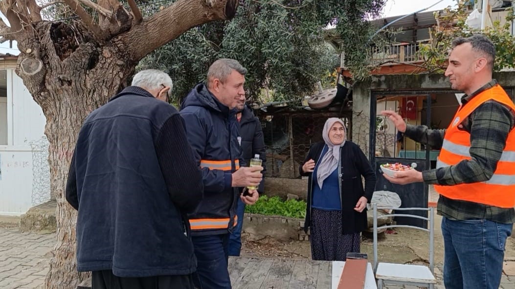 Kozan’da temizlik işçilerinden anlamlı bayramlaşma
