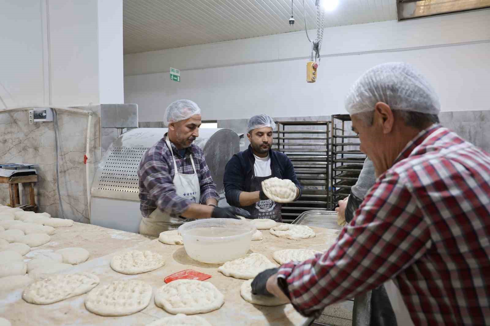 Kozan’da ustaların Ramazan ayında pide mesaisi
