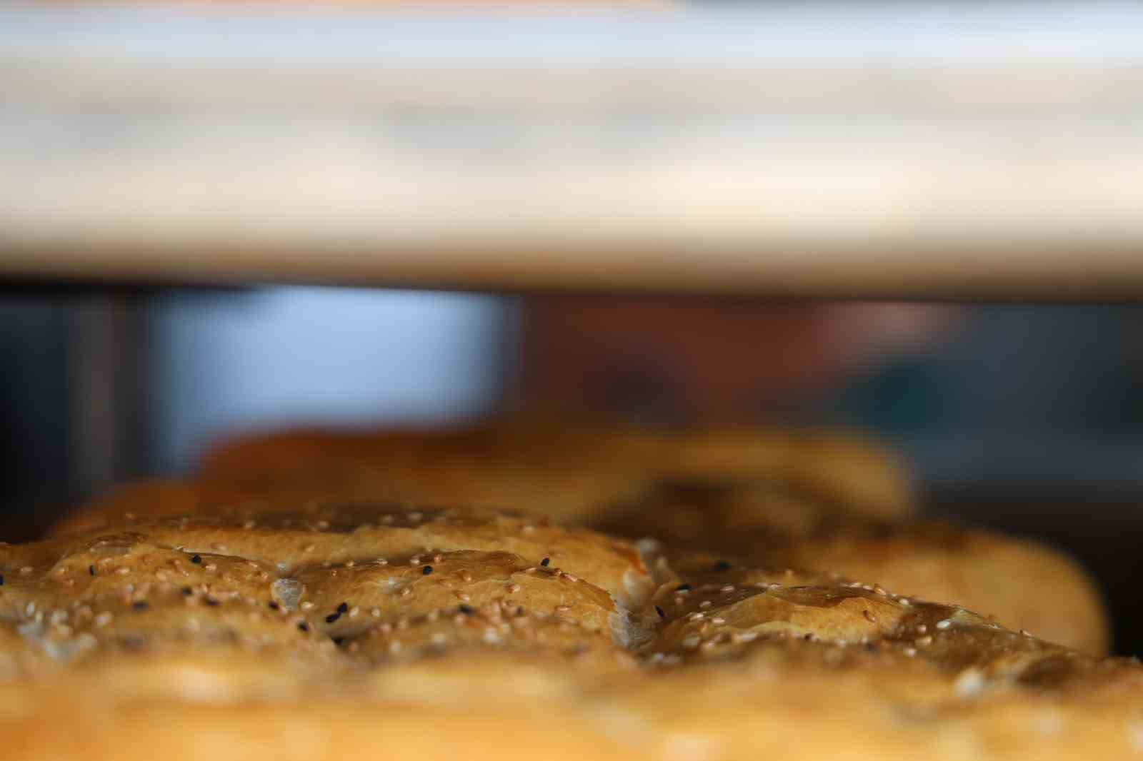 Kozan’da ustaların Ramazan ayında pide mesaisi
