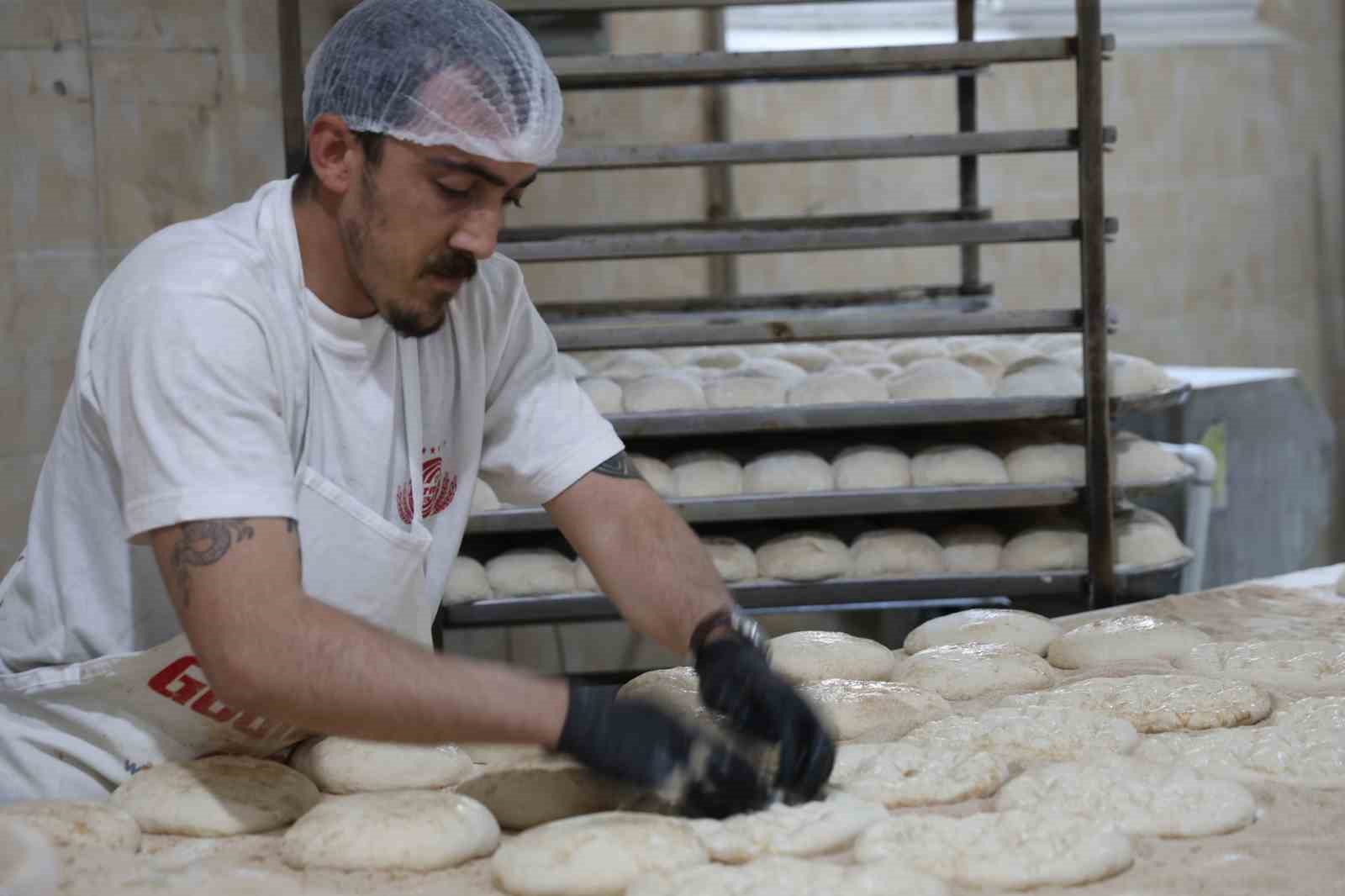 Kozan’da ustaların Ramazan ayında pide mesaisi
