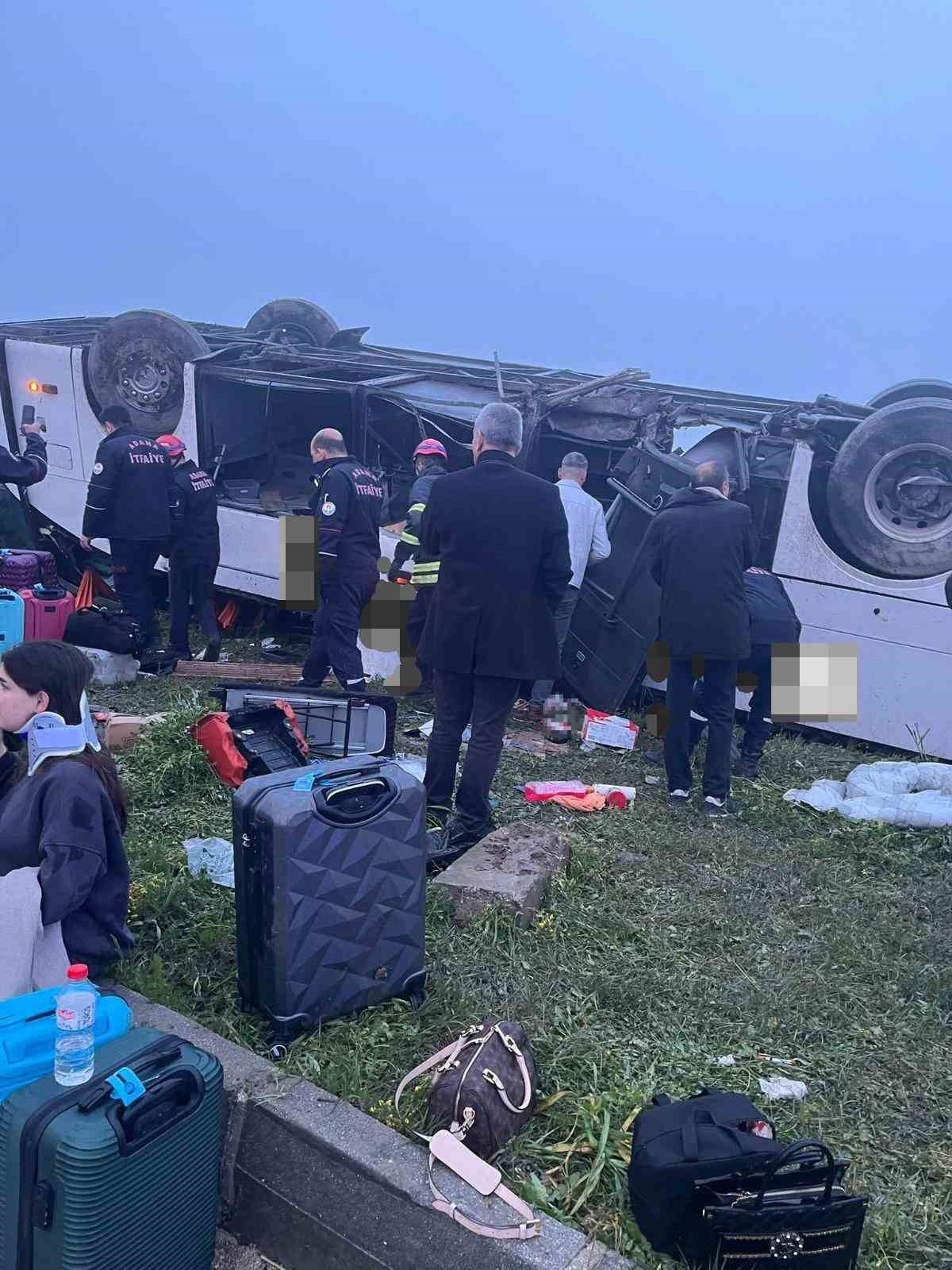 Kozan’da yolcu otobüsü devrildi: 2 ölü, 17 yaralı
