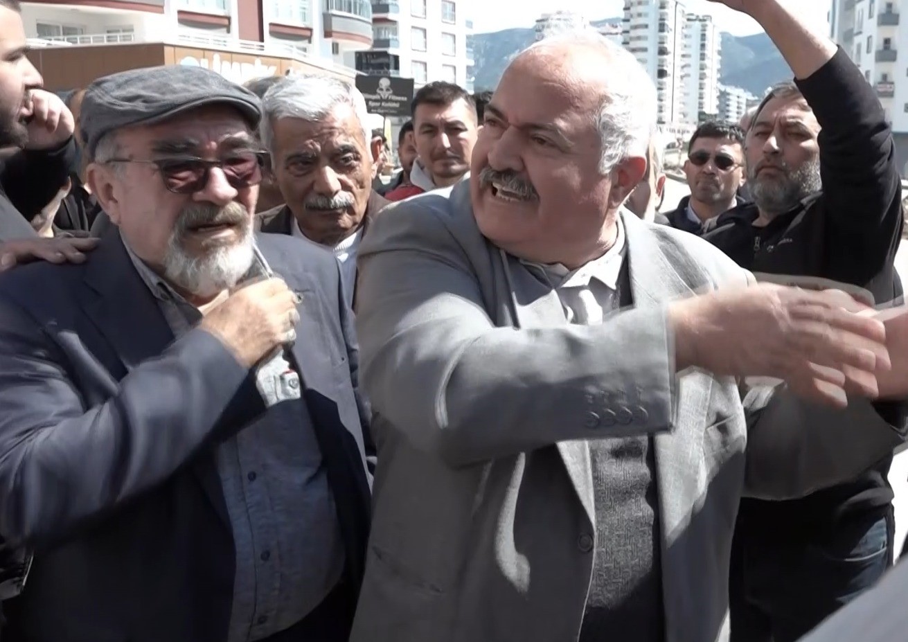 Kozan’daki kavşak düzenlemesine vatandaşlardan tepki
Kozan’daki kavşak düzenlemesine vatandaşlardan tepki