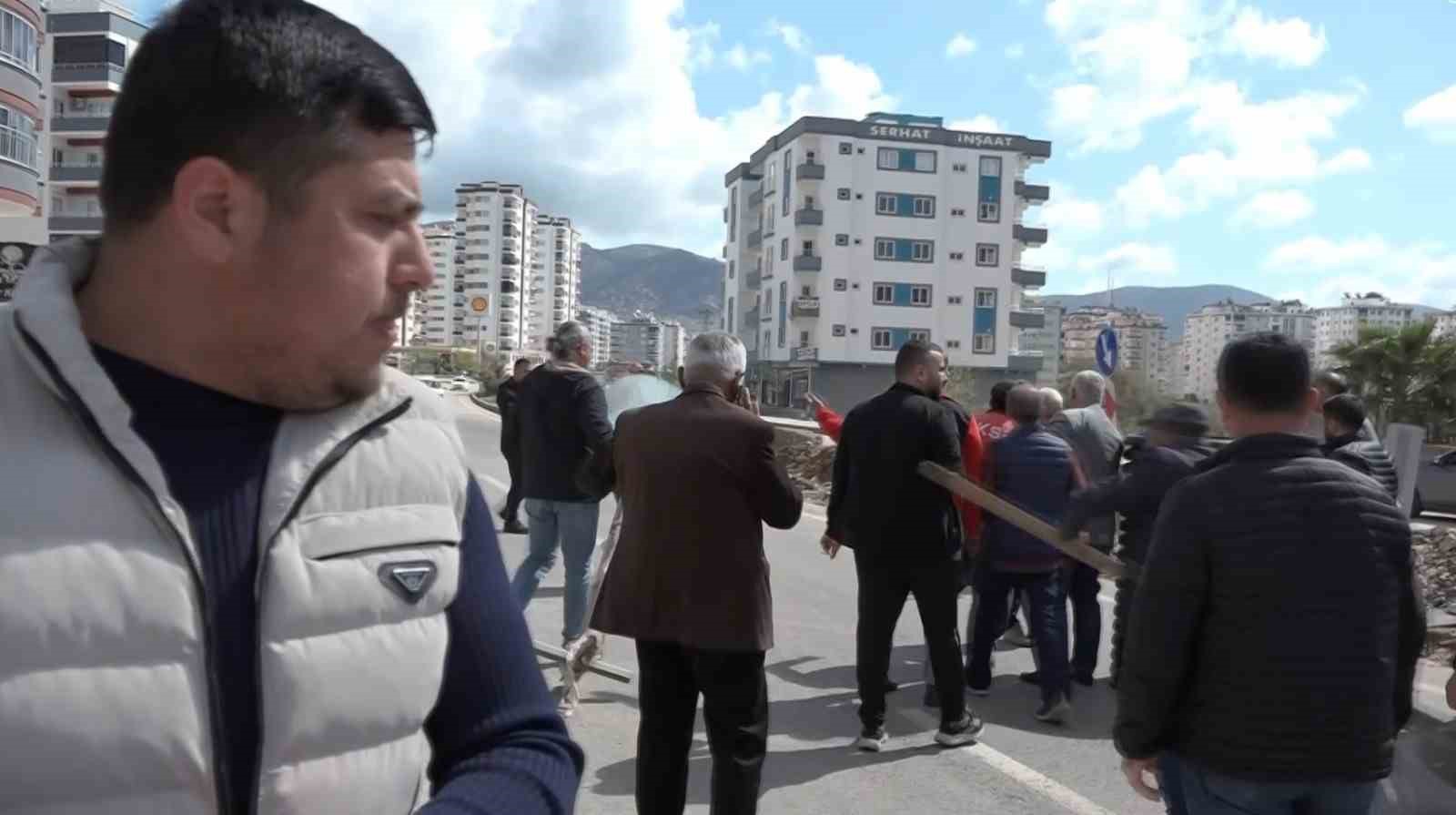 Kozan’daki kavşak düzenlemesine vatandaşlardan tepki
Kozan’daki kavşak düzenlemesine vatandaşlardan tepki