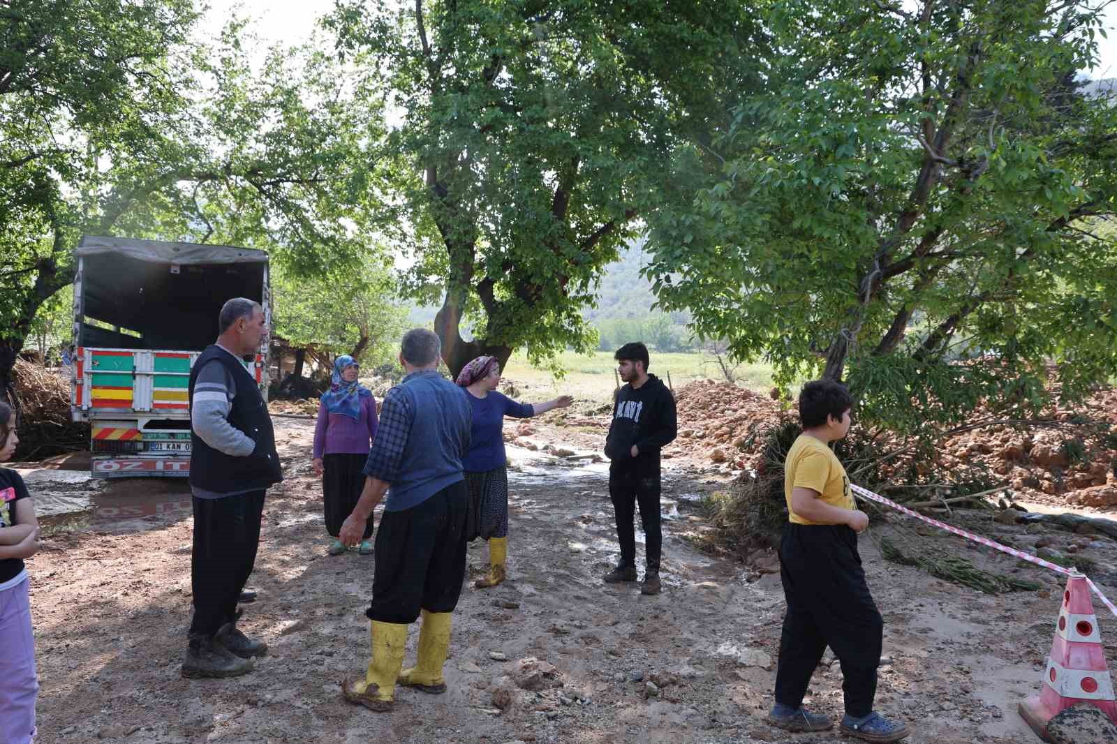 Kozan’daki selde hayvanları telef olan kadın: "Bir anda sel geldi, ahırın üstünü aştı"
