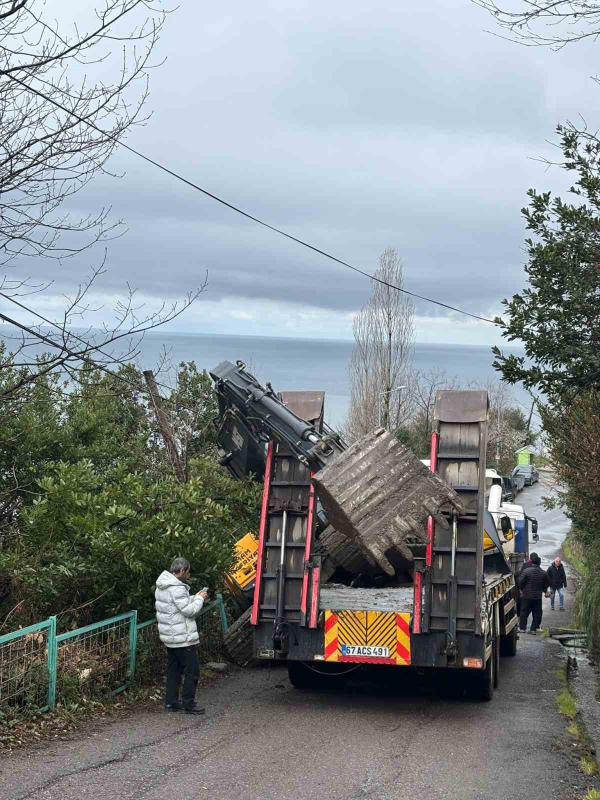 Kozlu’da kepçe dorseden yola düştü, ulaşım bir süre aksadı
