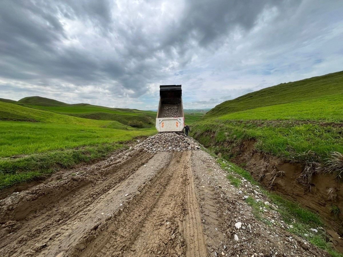 Kozluk’ta vatandaşların kabusu haline gelen çamurlu köy yolları onarıldı
