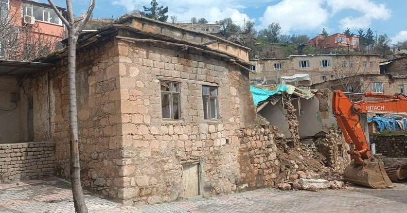 Kozluk’ta vatandaşların kabusu haline gelen çamurlu köy yolları onarıldı
