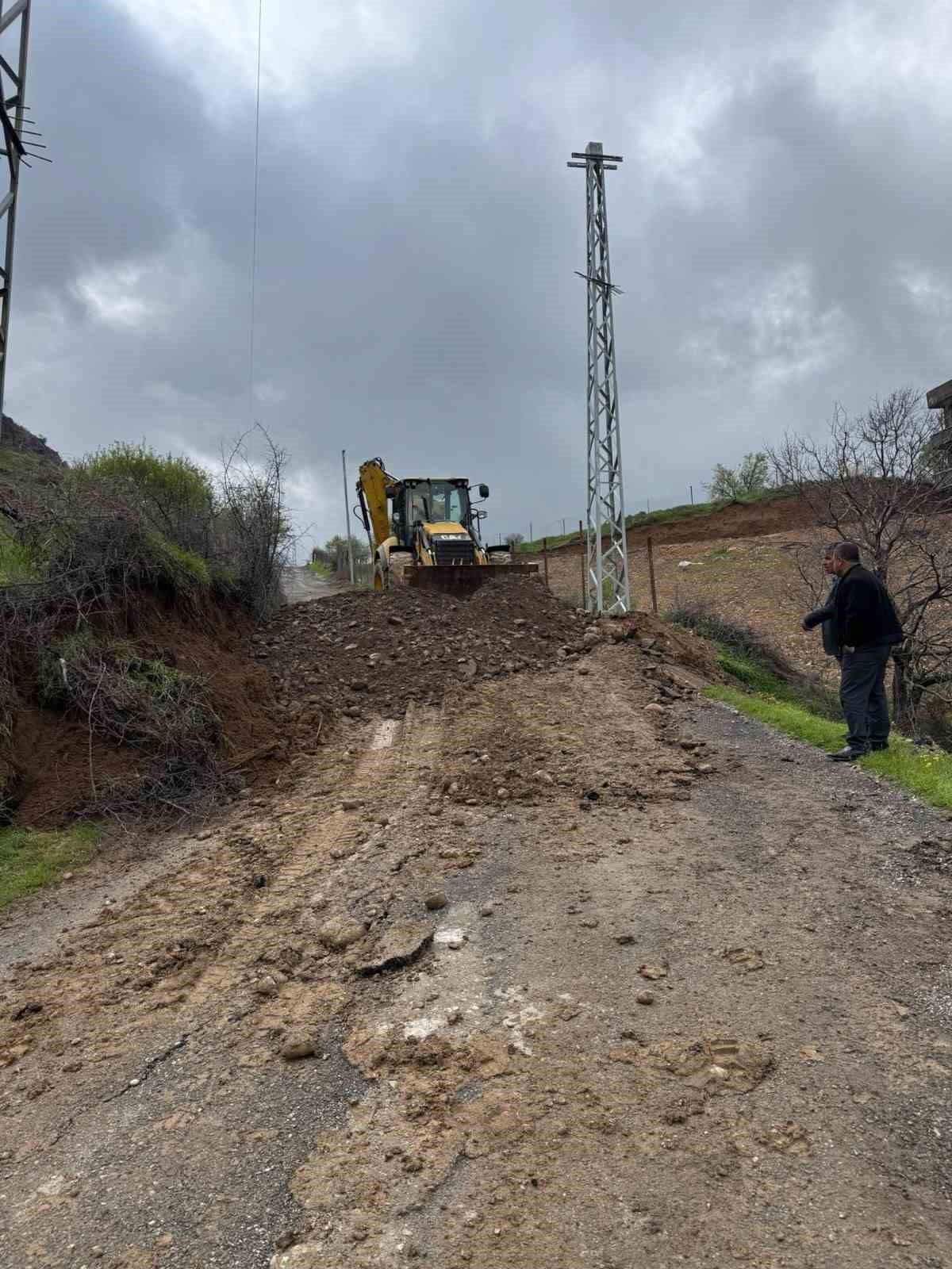 Kozluk’ta vatandaşların kabusu haline gelen çamurlu köy yolları onarıldı
