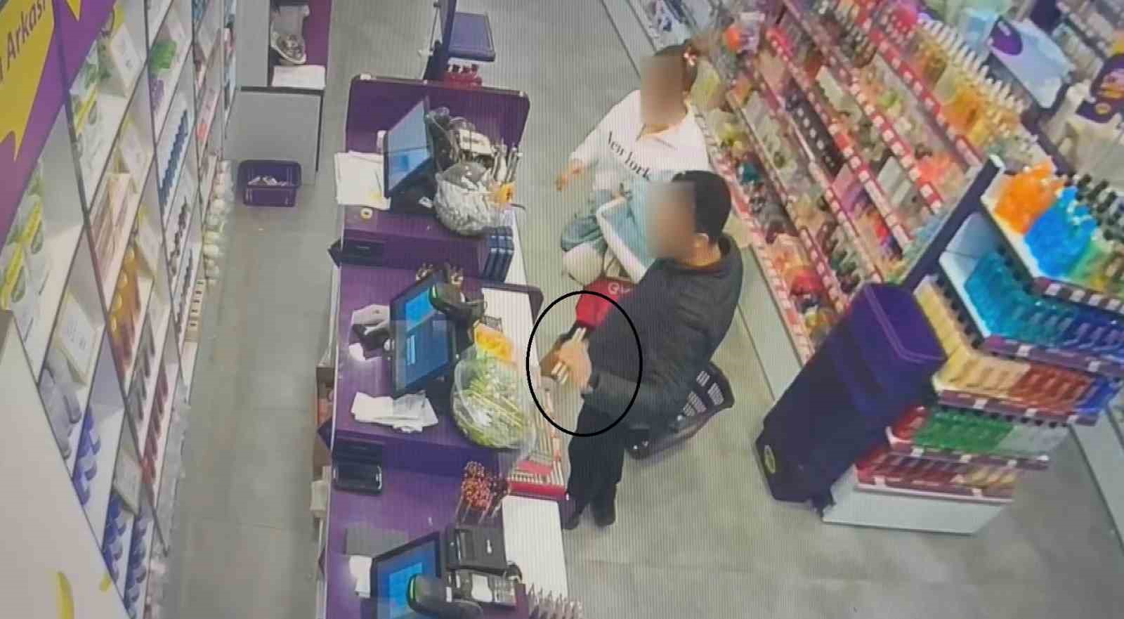 Kozmetik market zincirine dadanan anne, baba ve kız 3 aylık süreçte 1 milyon 200 bin TL’lik ürün çaldı
Kozmetik market zincirine dadanan anne, baba ve kız 3 aylık süreçte 1 milyon 200 bin TL’lik ürün çaldı