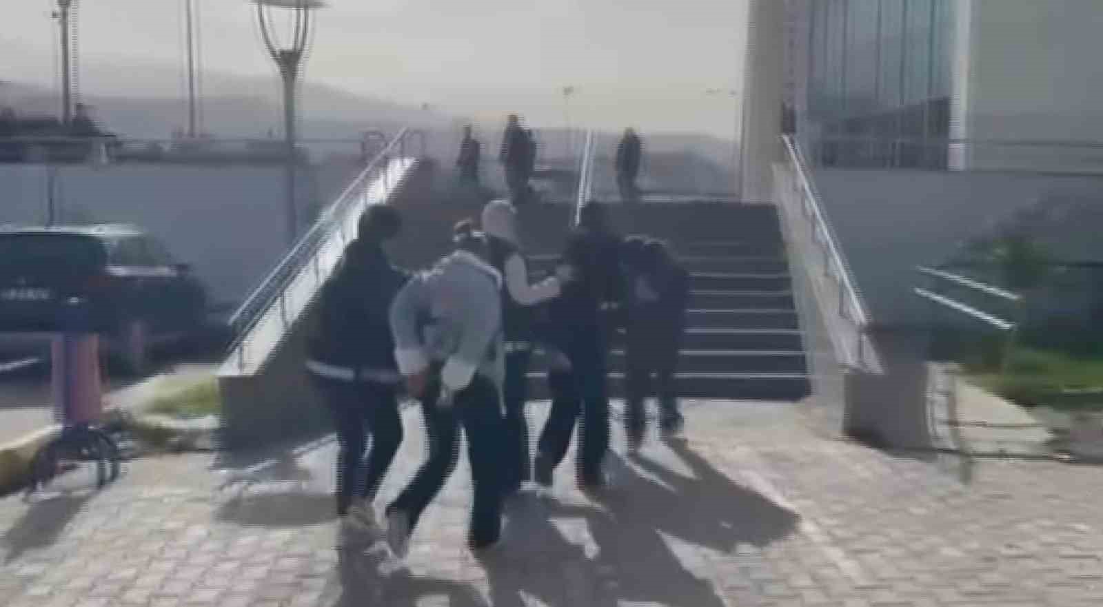 Kozmetik market zincirine dadanan anne, baba ve kız 3 aylık süreçte 1 milyon 200 bin TL’lik ürün çaldı
Kozmetik market zincirine dadanan anne, baba ve kız 3 aylık süreçte 1 milyon 200 bin TL’lik ürün çaldı