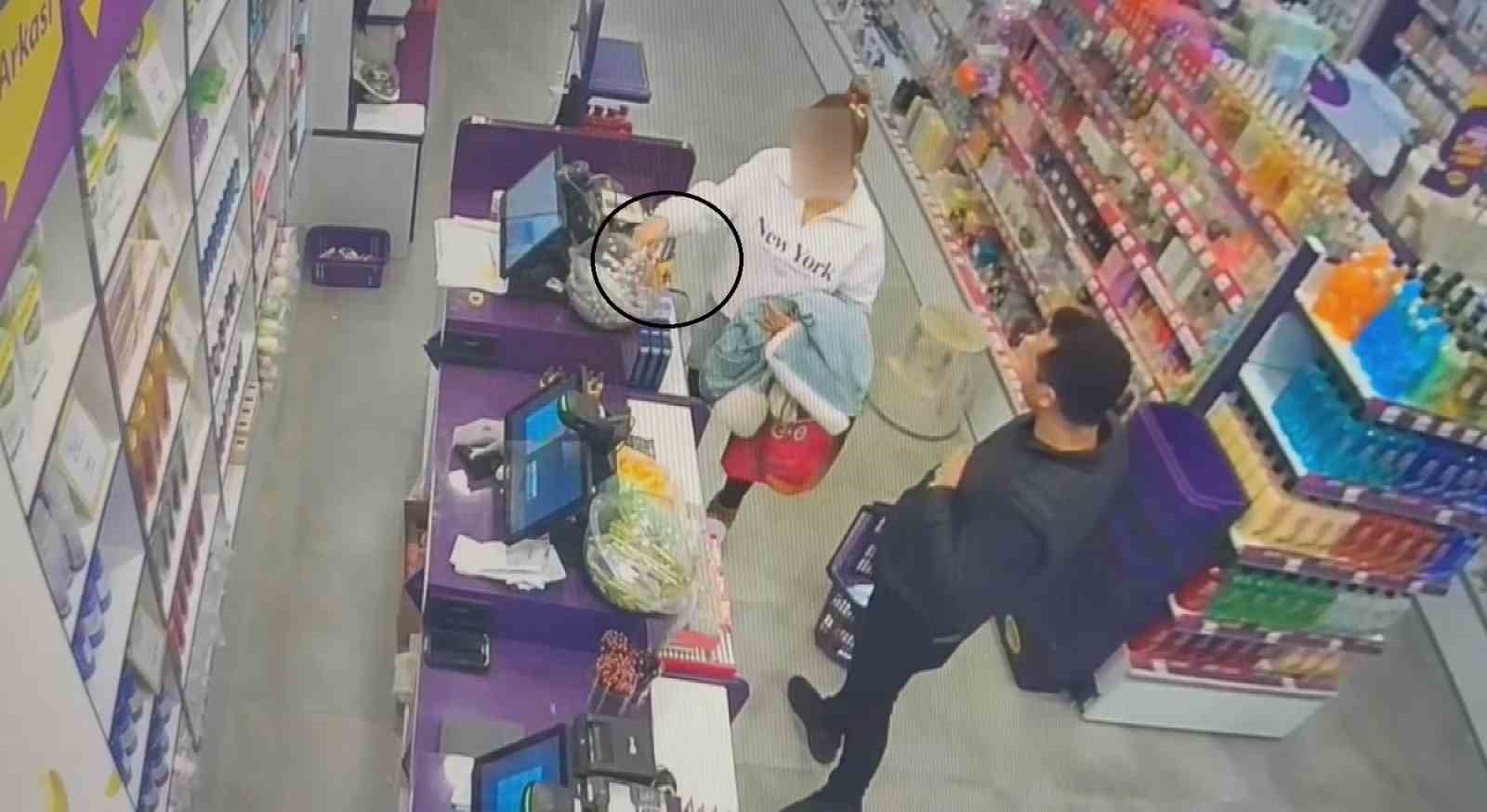 Kozmetik market zincirine dadanan anne, baba ve kız 3 aylık süreçte 1 milyon 200 bin TL’lik ürün çaldı
Kozmetik market zincirine dadanan anne, baba ve kız 3 aylık süreçte 1 milyon 200 bin TL’lik ürün çaldı