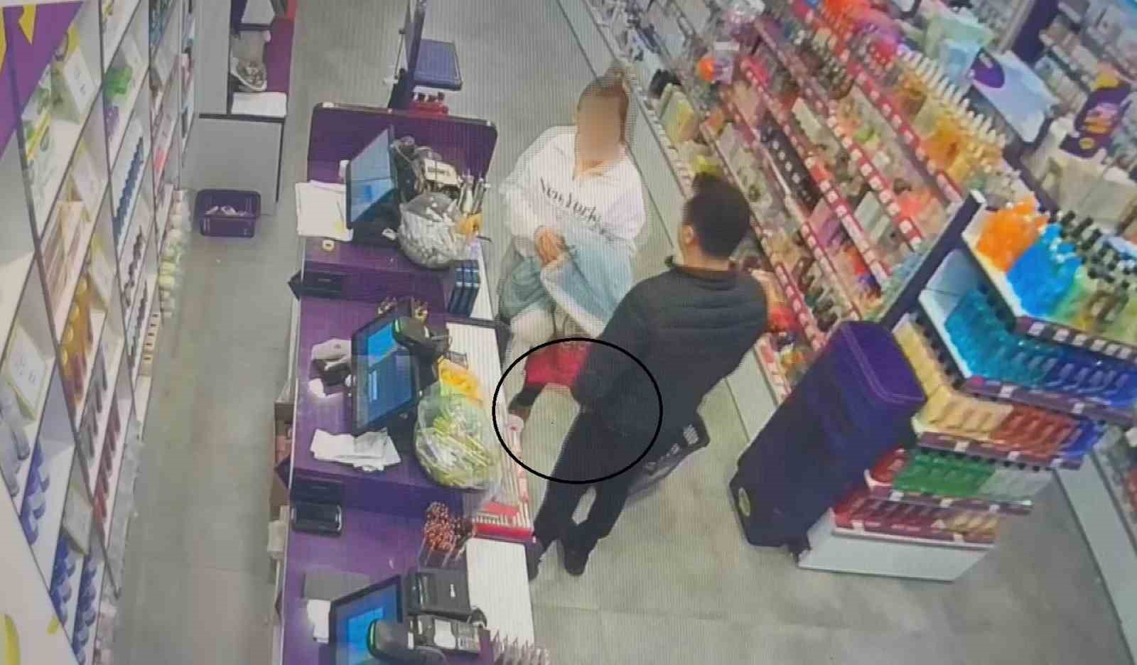 Kozmetik market zincirine dadanan anne, baba ve kız 3 aylık süreçte 1 milyon 200 bin TL’lik ürün çaldı
Kozmetik market zincirine dadanan anne, baba ve kız 3 aylık süreçte 1 milyon 200 bin TL’lik ürün çaldı