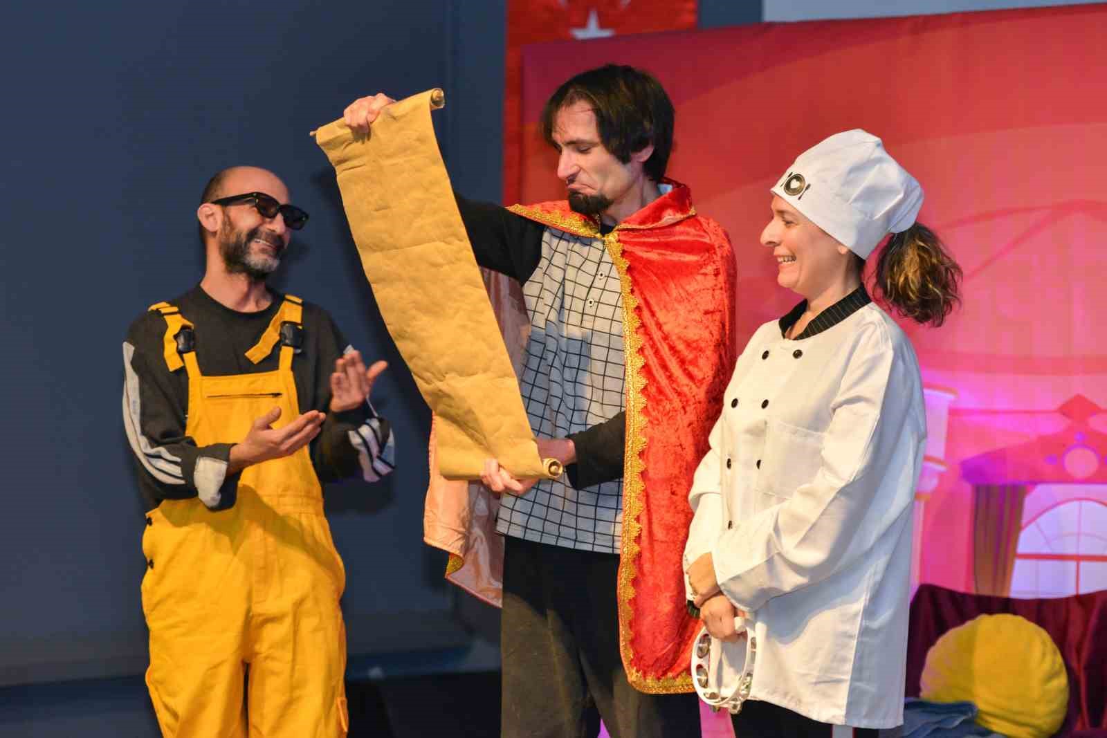 ’Kralın kayıp şapkası’nı çocuklar buldu
