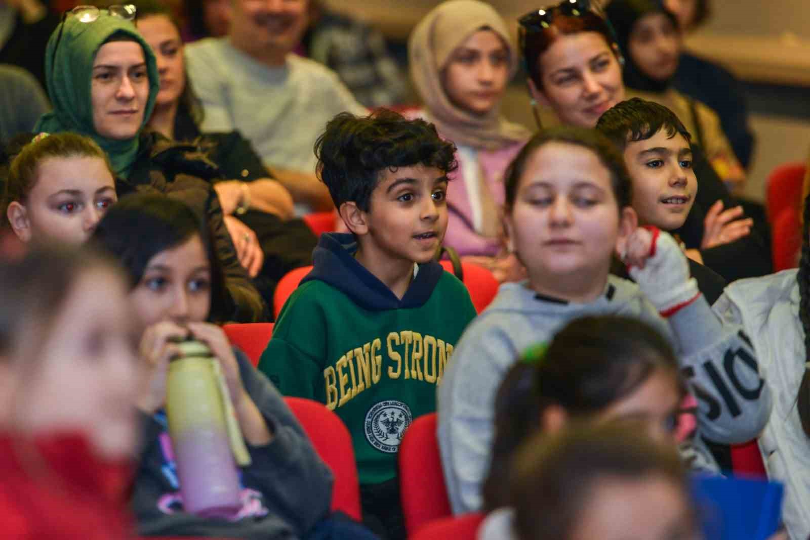 ’Kralın kayıp şapkası’nı çocuklar buldu
