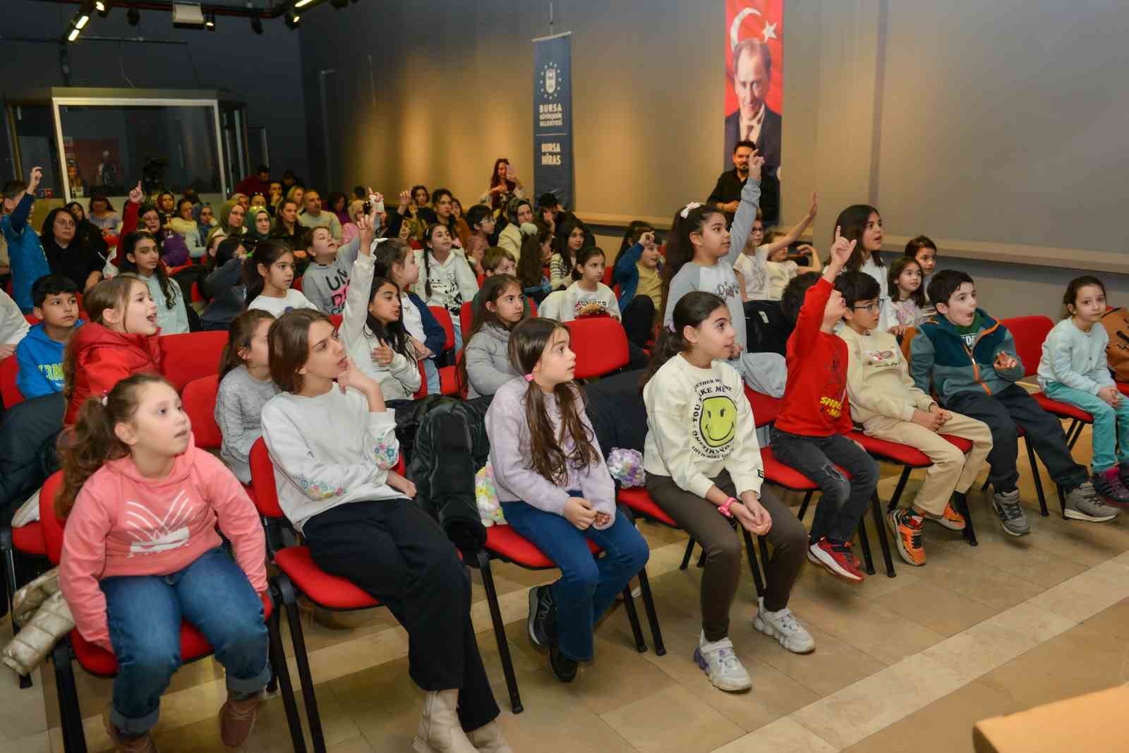 ’Kralın kayıp şapkası’nı çocuklar buldu
