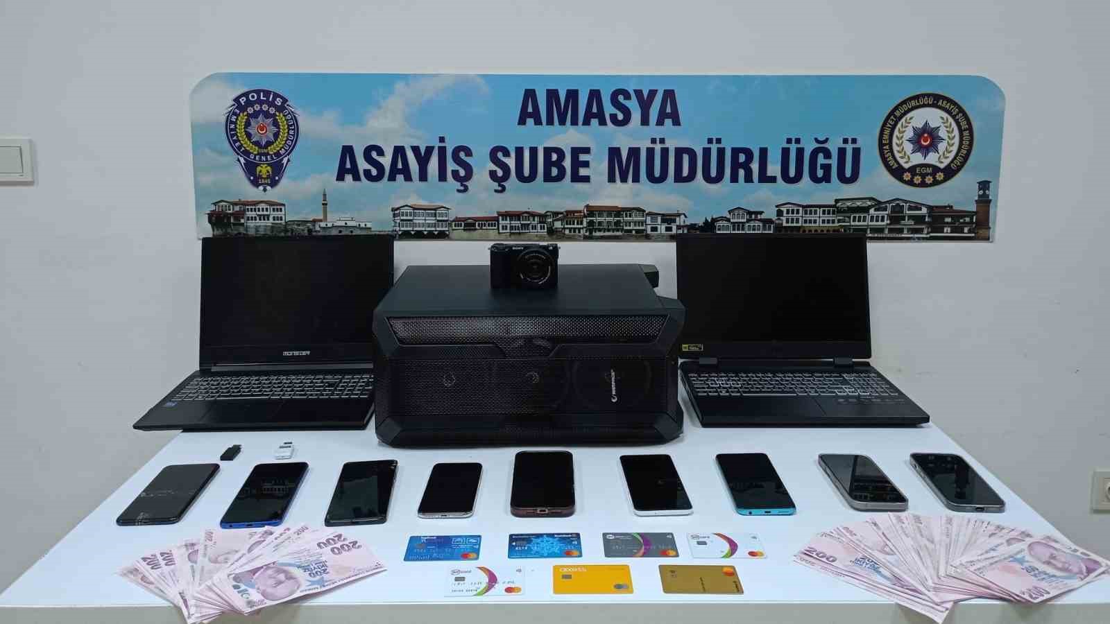 Kredi kartlarını kopyalayarak 2 milyon liradan fazla vurgun yaptılar
Kredi kartlarını kopyalayarak 2 milyon liradan fazla vurgun yaptılar