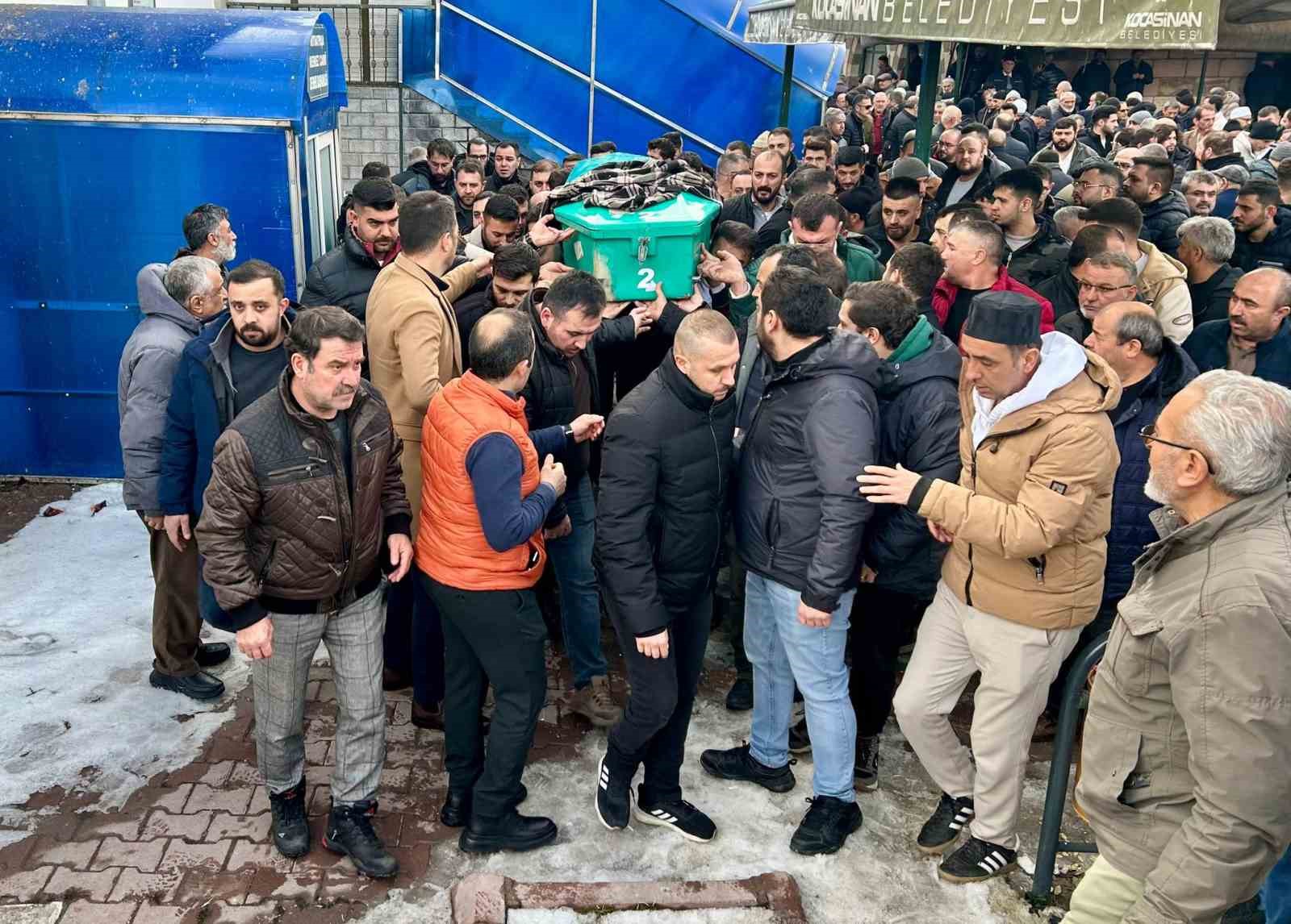 Krikonun kayması ile otobüsün altında kalan genç toprağa verildi
