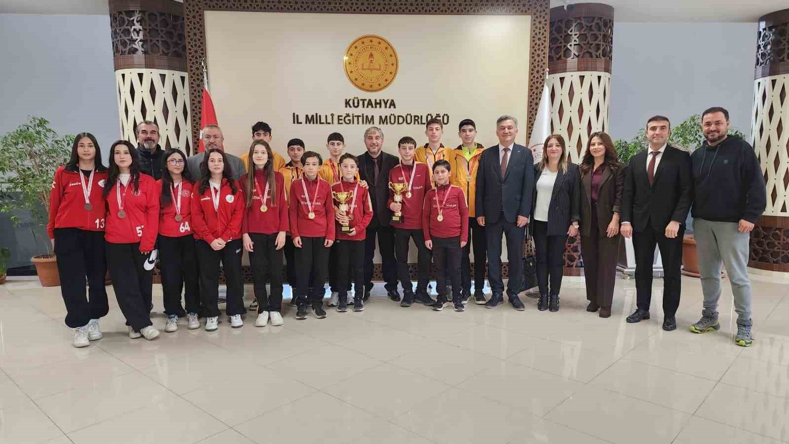 Kros müsabakalarında derece elde eden öğrencileri kabul etti
