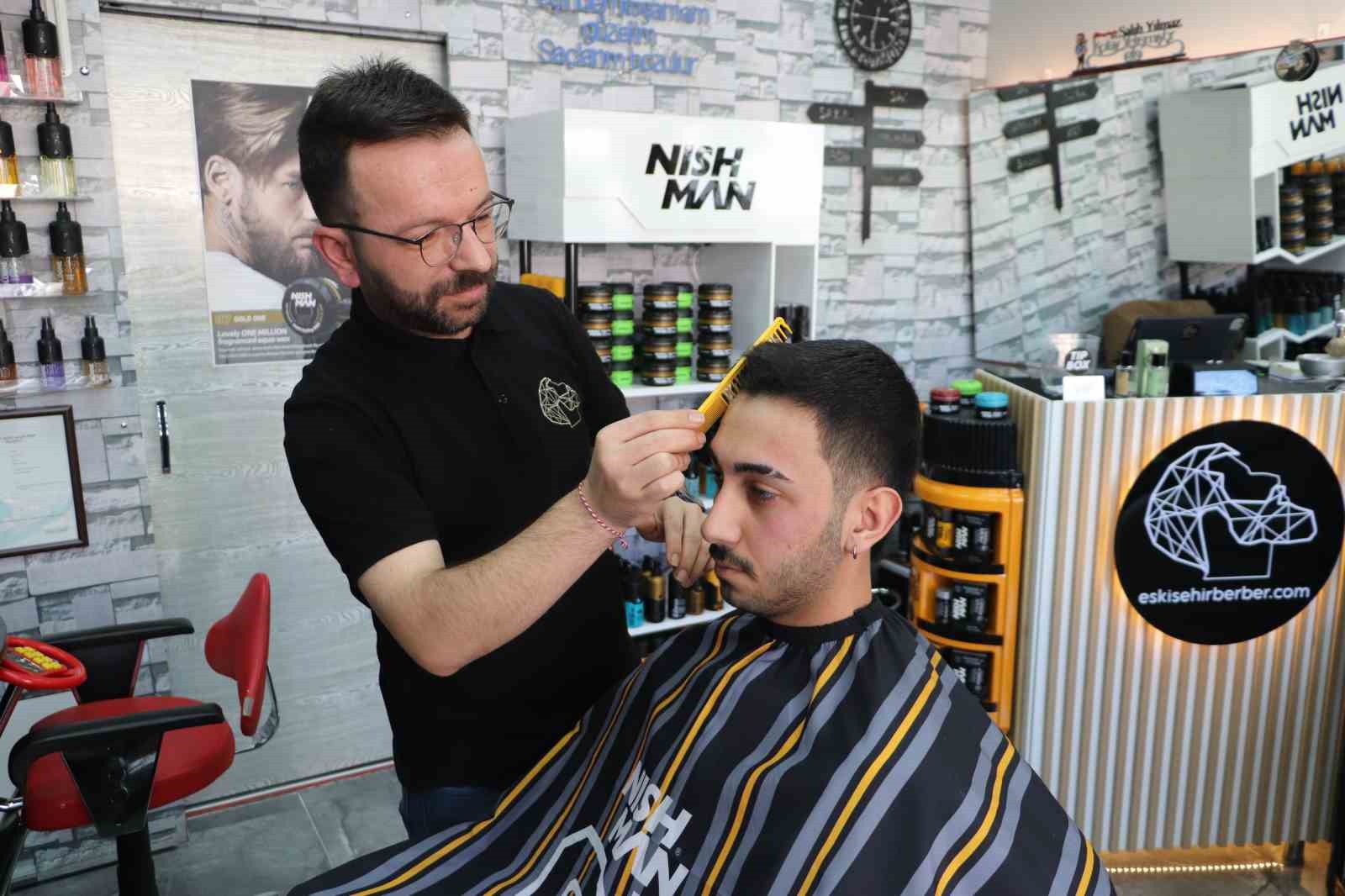 Kuaförlerin bayram tıraşı mesaisi sahura kadar uzuyor
