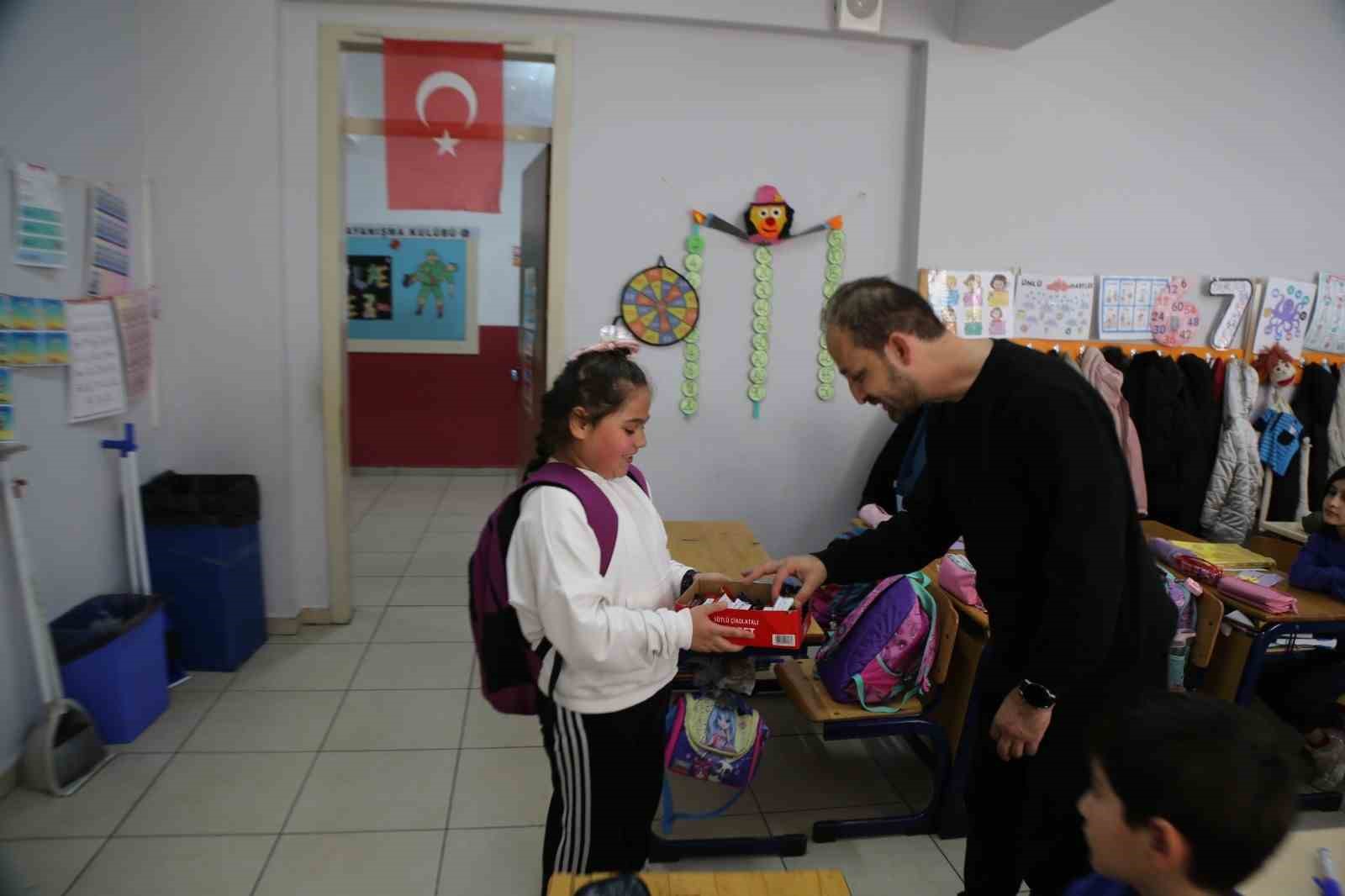 Küçük Aysima’dan öğretmenlerine duygulandıran sürpriz
