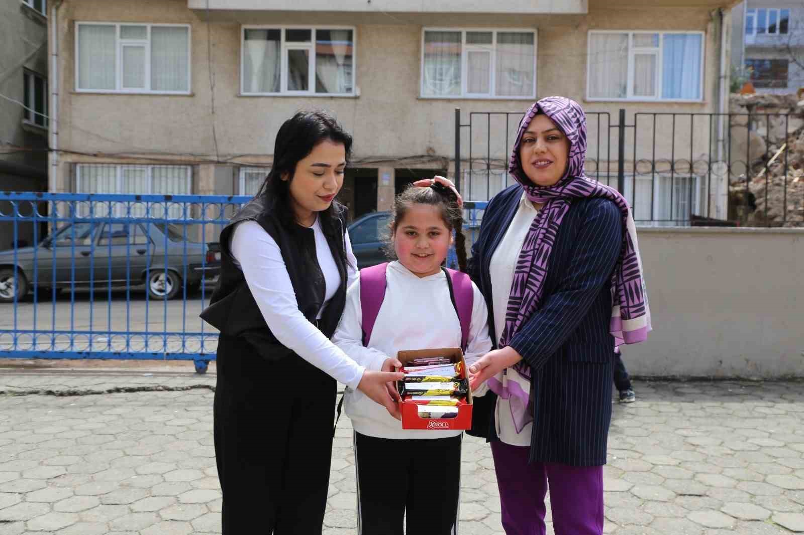 Küçük Aysima’dan öğretmenlerine duygulandıran sürpriz
