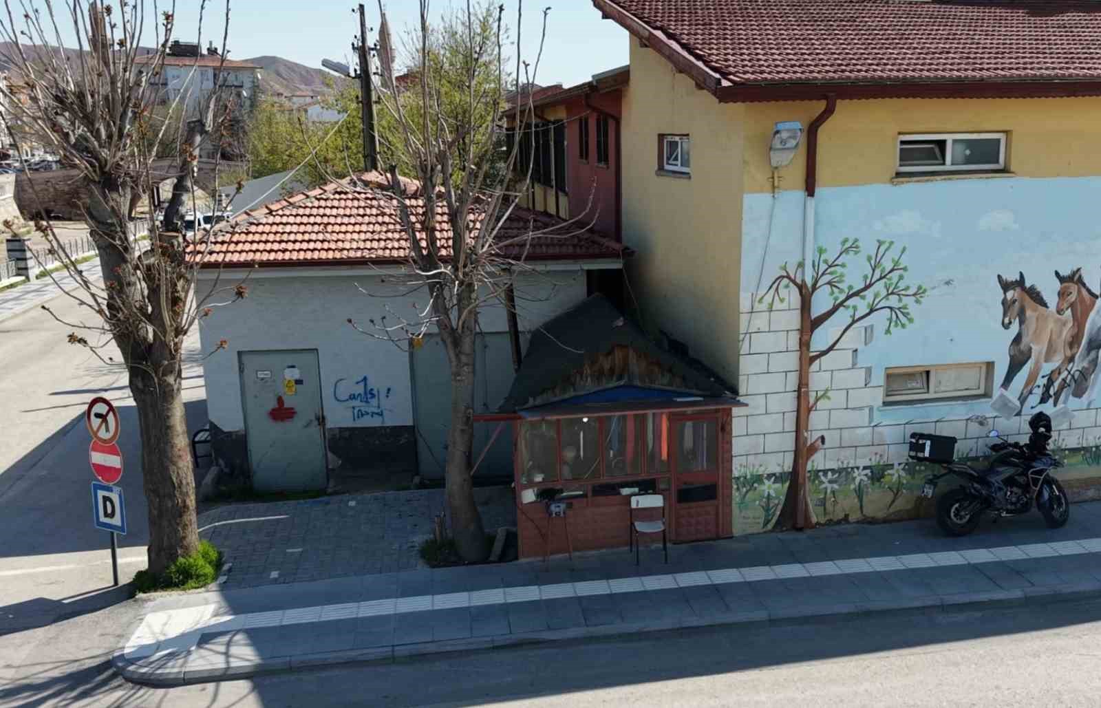 Küçük barakada 62 yıllık emekle 4 çocuğunu evlendirip, evini, arabasını aldı
