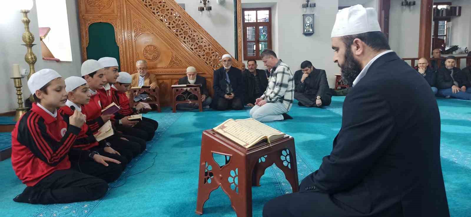 Küçük hafızlar plaket ile ödüllendirildiler
