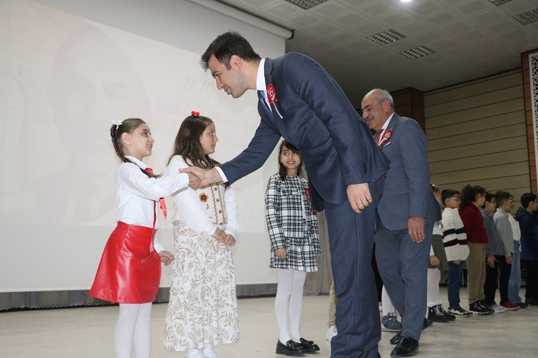 Küçük kız çocuğundan duygulandıran İstiklal Marşı performansı
