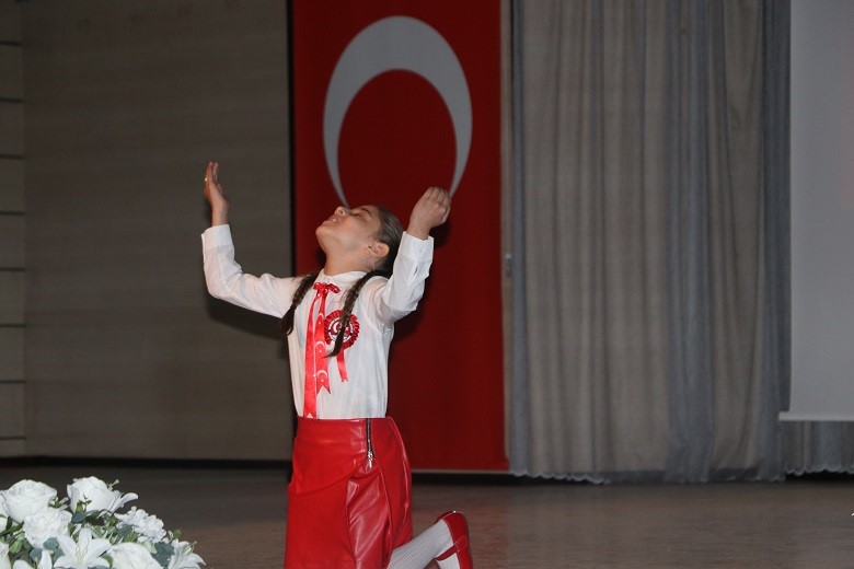 Küçük kız çocuğundan duygulandıran İstiklal Marşı performansı
