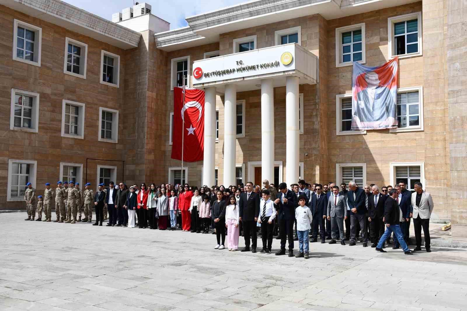 Küçük kız kolluk kuvvetleriyle selam durdu
