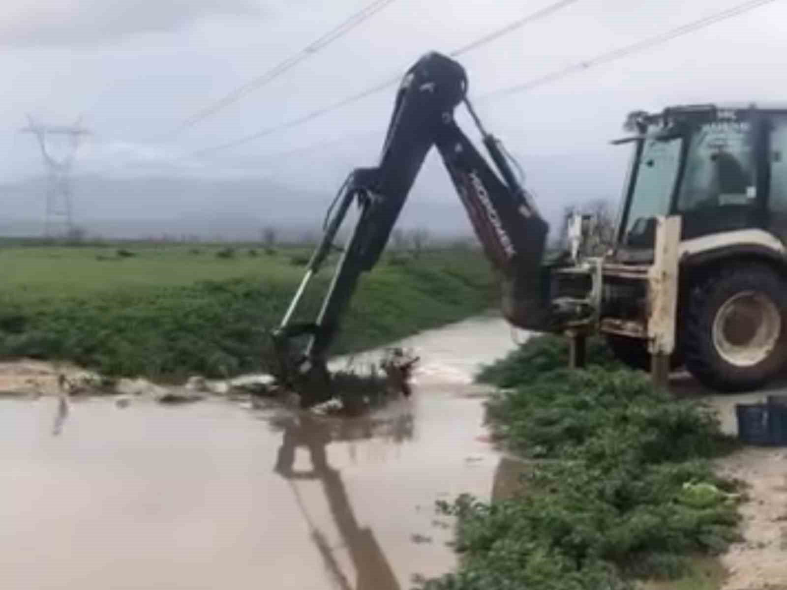 Küçük Menderes Nehri taştı, Bayındır’da ova köylerinde ekinler ve yollar zarar gördü
Küçük Menderes Nehri taştı, Bayındır’da ova köylerinde ekinler ve yollar zarar gördü