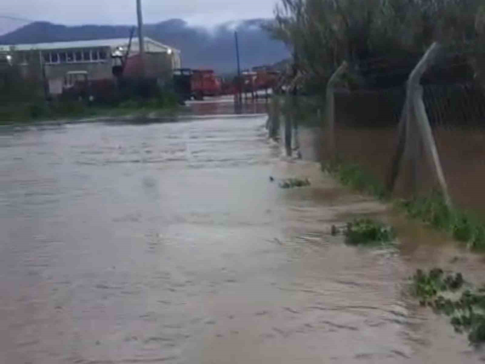 Küçük Menderes Nehri taştı, Bayındır’da ova köylerinde ekinler ve yollar zarar gördü
Küçük Menderes Nehri taştı, Bayındır’da ova köylerinde ekinler ve yollar zarar gördü